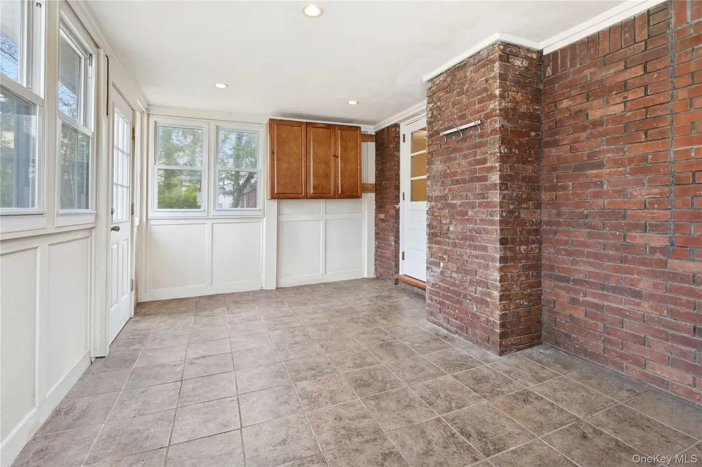 81 Midland Staten Island NY 10308