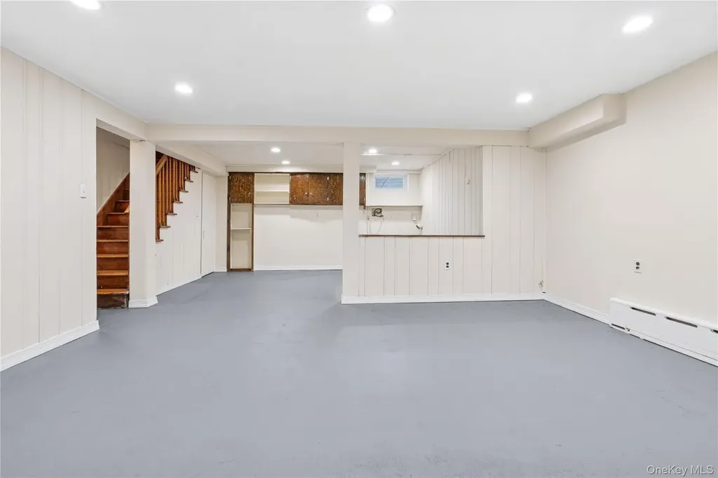 81 Midland Staten Island NY 10308
