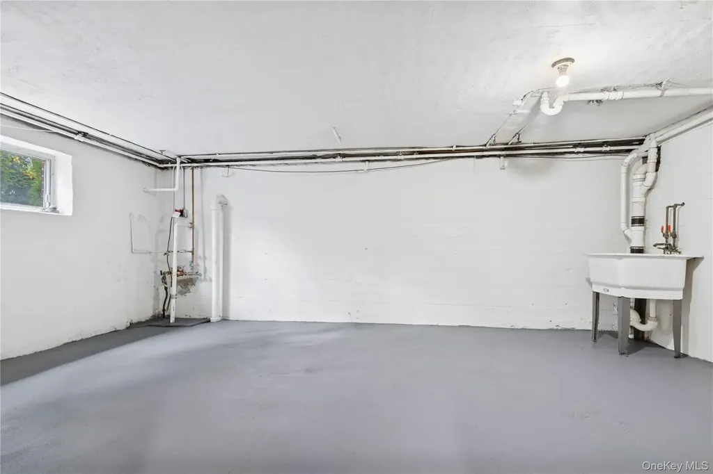 81 Midland Staten Island NY 10308