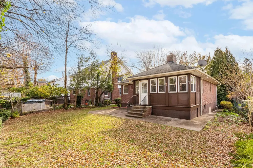 81 Midland Staten Island NY 10308