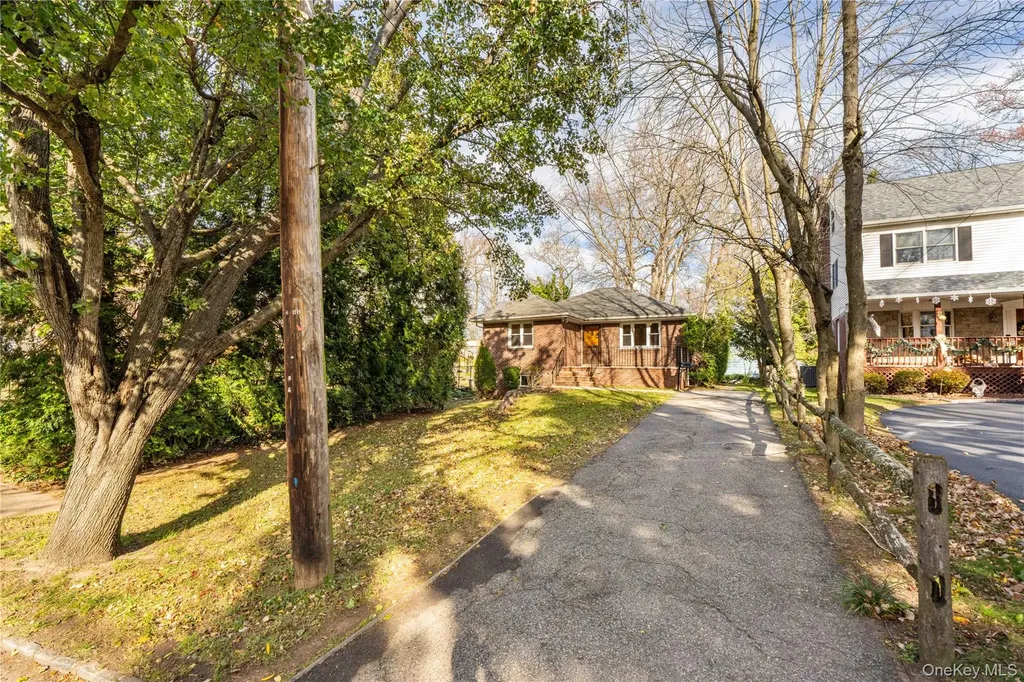 81 Midland Staten Island NY 10308