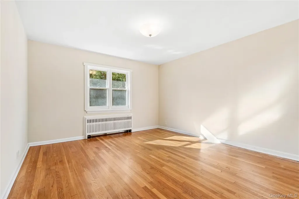 81 Midland Staten Island NY 10308