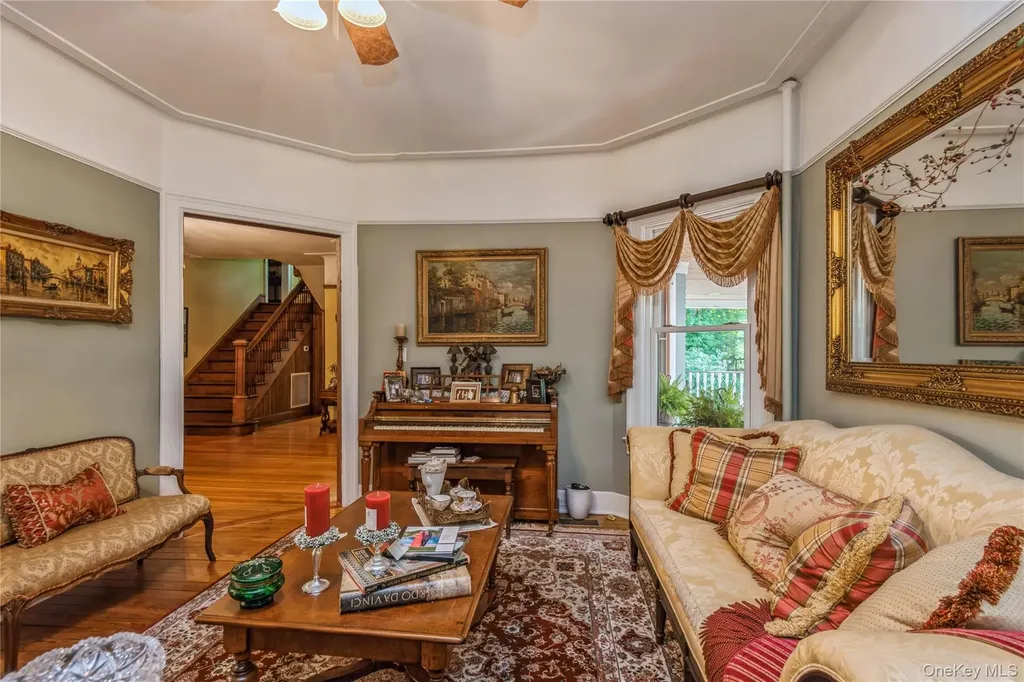 110 Red Spring Lane Glen Cove NY 11542