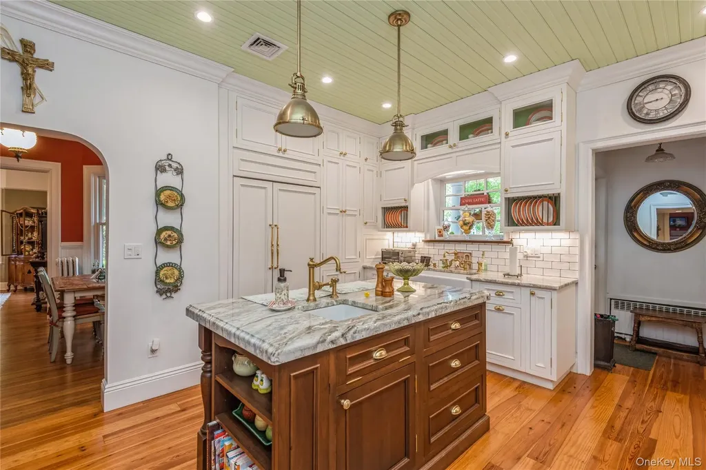 110 Red Spring Lane Glen Cove NY 11542
