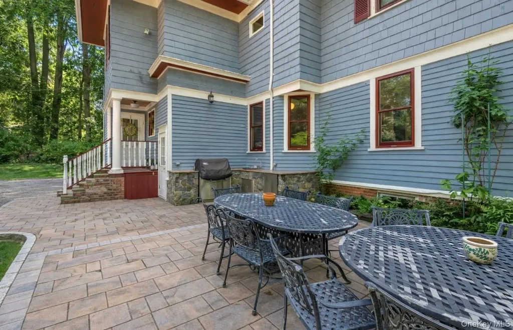 110 Red Spring Lane Glen Cove NY 11542