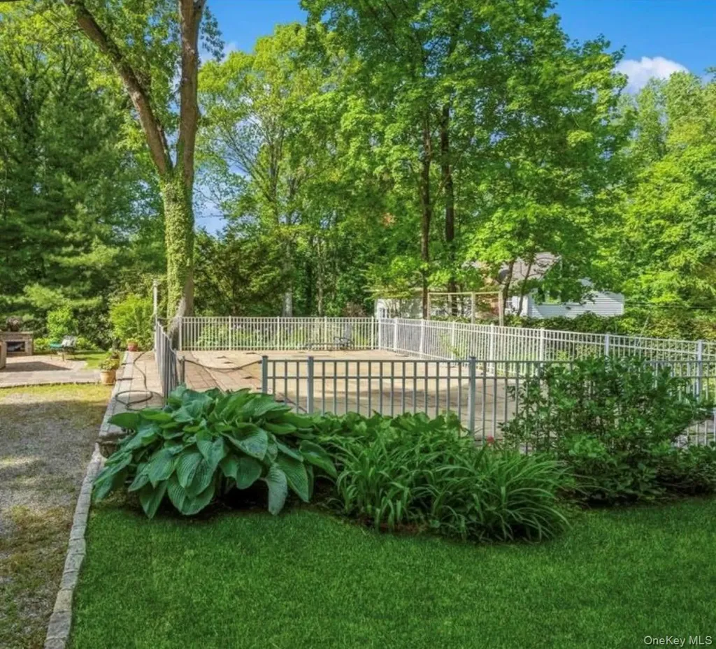 110 Red Spring Lane Glen Cove NY 11542