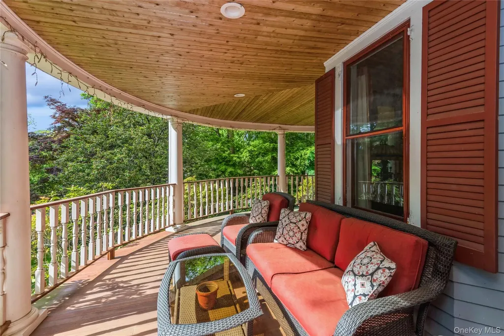 110 Red Spring Lane Glen Cove NY 11542