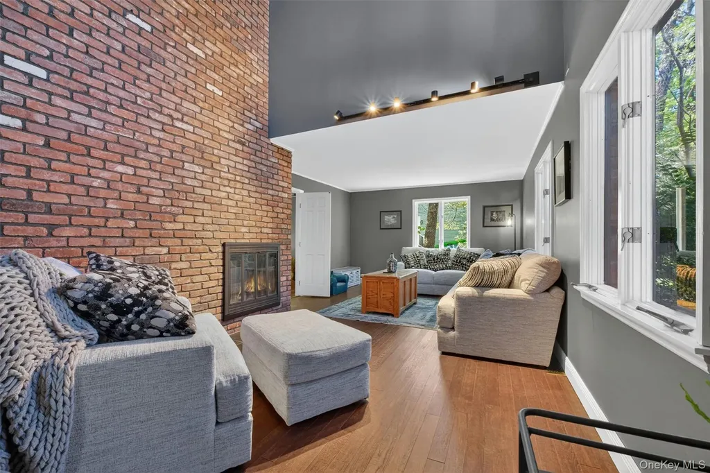 40 Brentwood Drive Poughkeepsie NY 12603