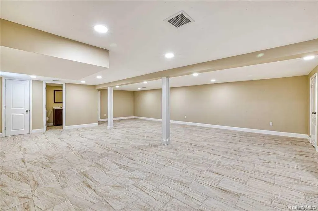 30 Whitfield Lane Coram NY 11727