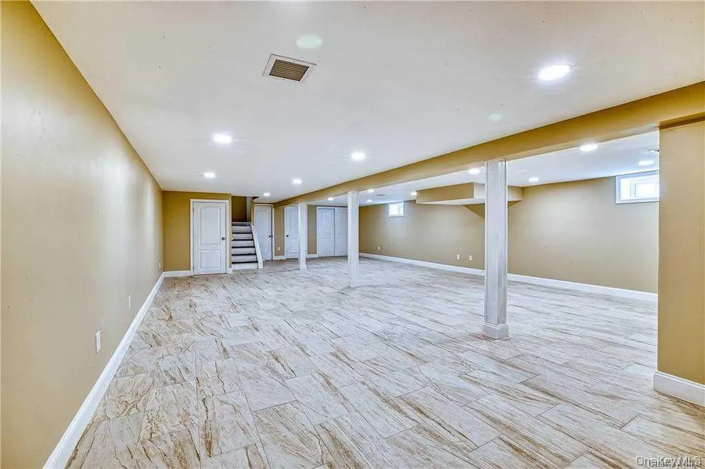 30 Whitfield Lane Coram NY 11727