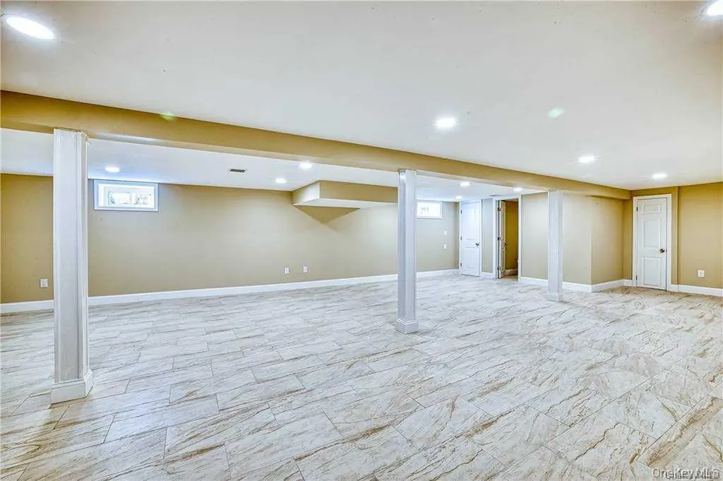 30 Whitfield Lane Coram NY 11727