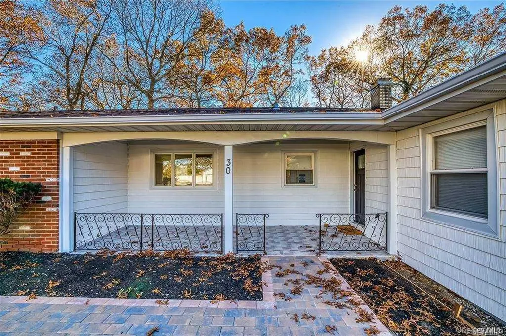 30 Whitfield Lane Coram NY 11727