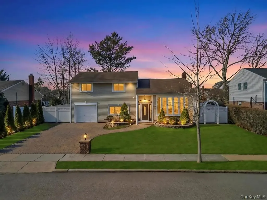 16 Phipps Lane Plainview NY 11803