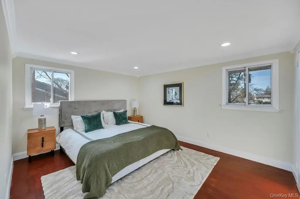 16 Phipps Lane Plainview NY 11803