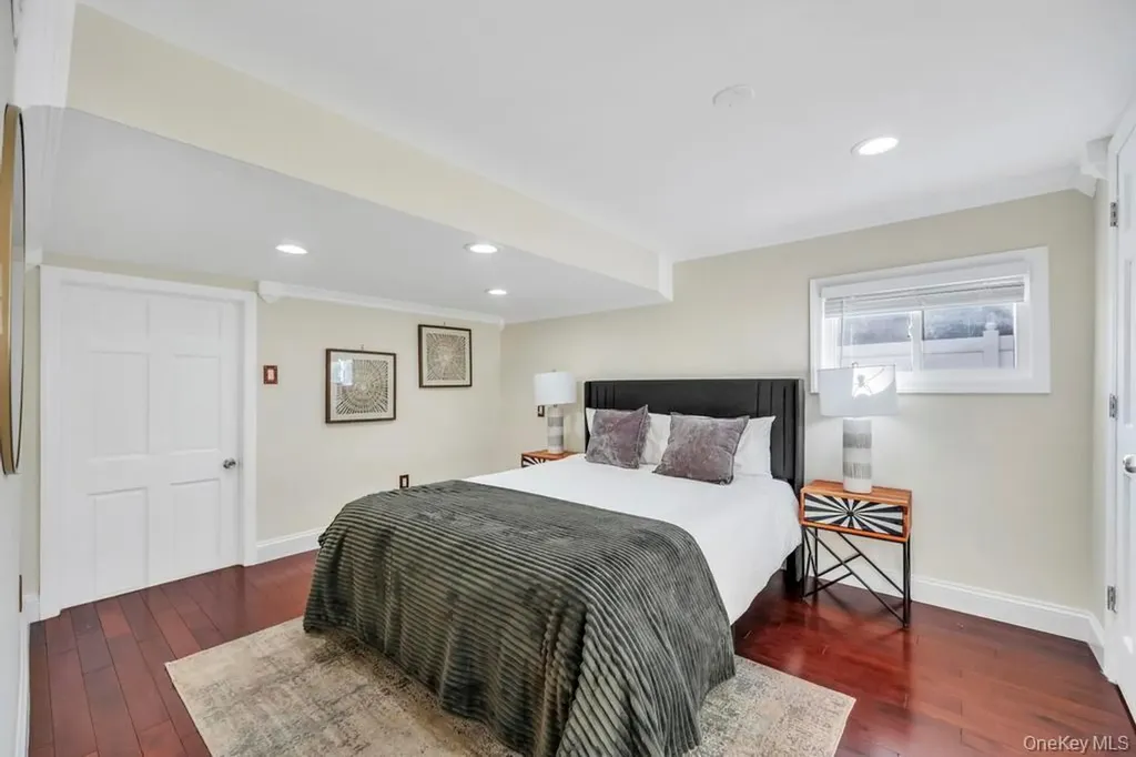 16 Phipps Lane Plainview NY 11803