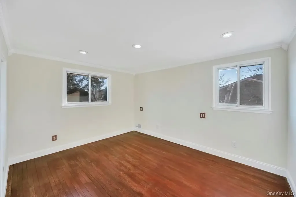 16 Phipps Lane Plainview NY 11803