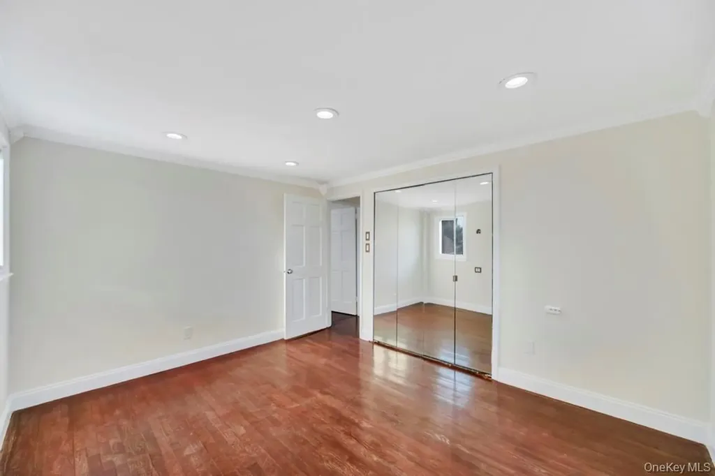 16 Phipps Lane Plainview NY 11803