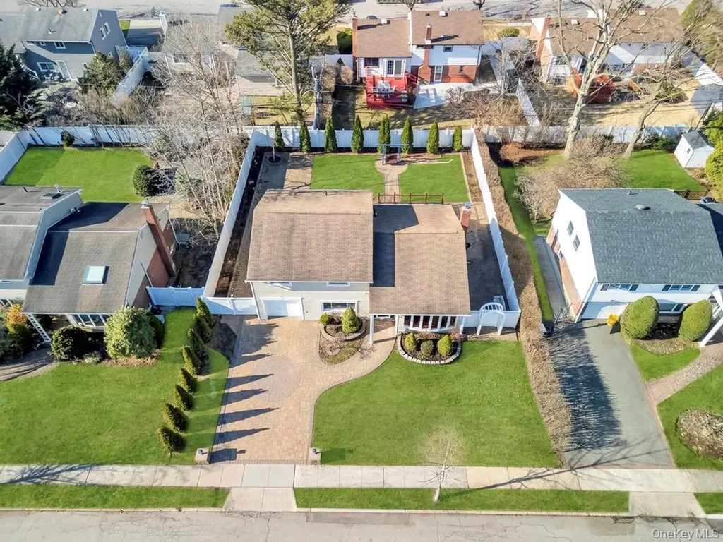 16 Phipps Lane Plainview NY 11803
