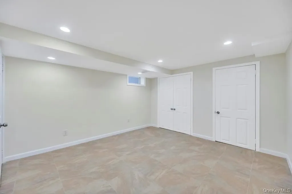 16 Phipps Lane Plainview NY 11803