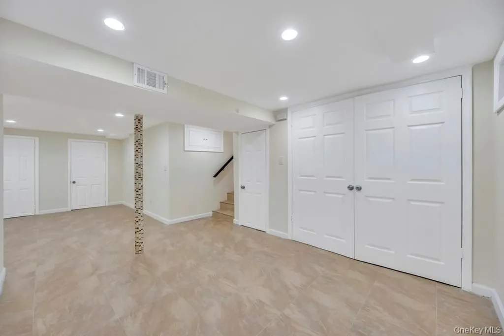 16 Phipps Lane Plainview NY 11803