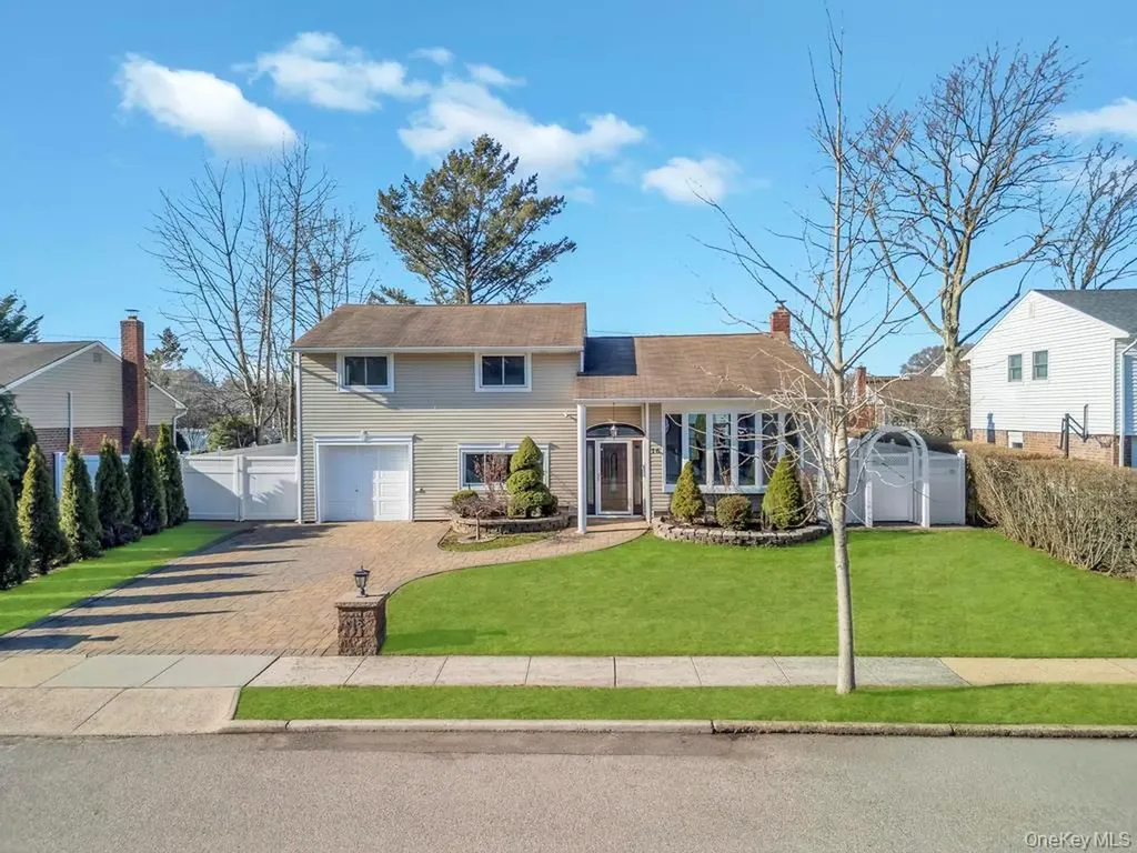 16 Phipps Lane Plainview NY 11803