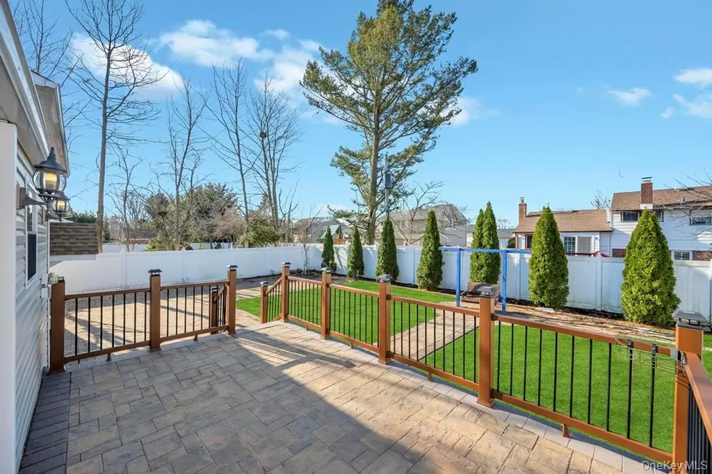 16 Phipps Lane Plainview NY 11803
