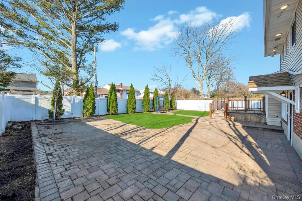 16 Phipps Lane Plainview NY 11803
