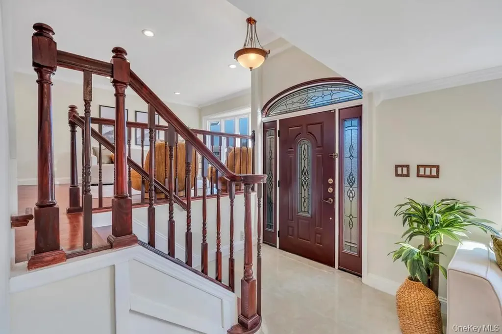 16 Phipps Lane Plainview NY 11803