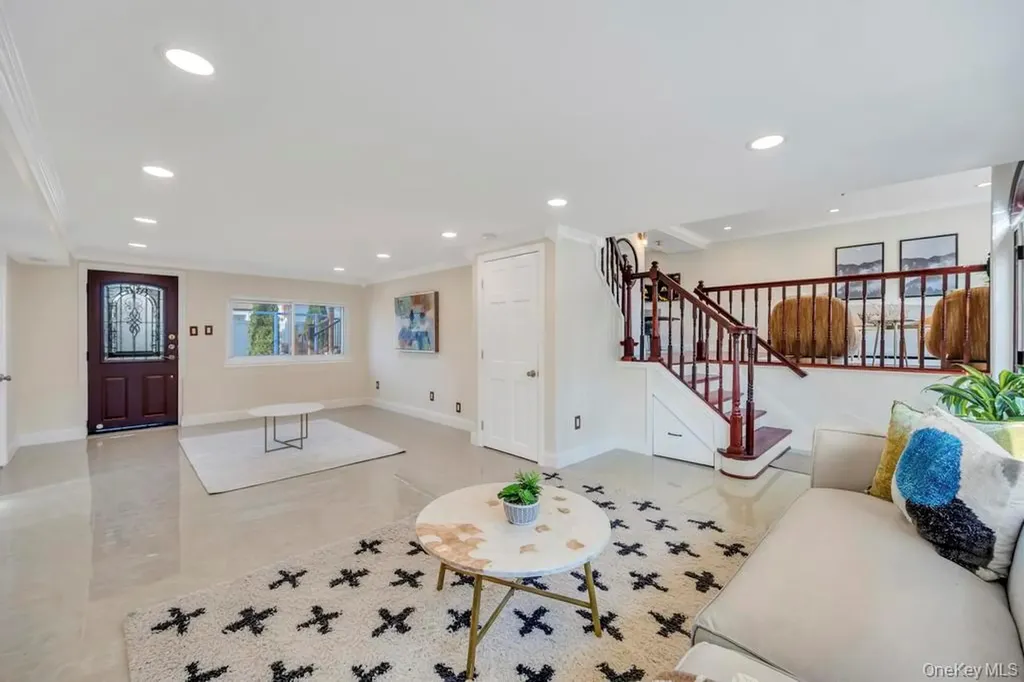 16 Phipps Lane Plainview NY 11803