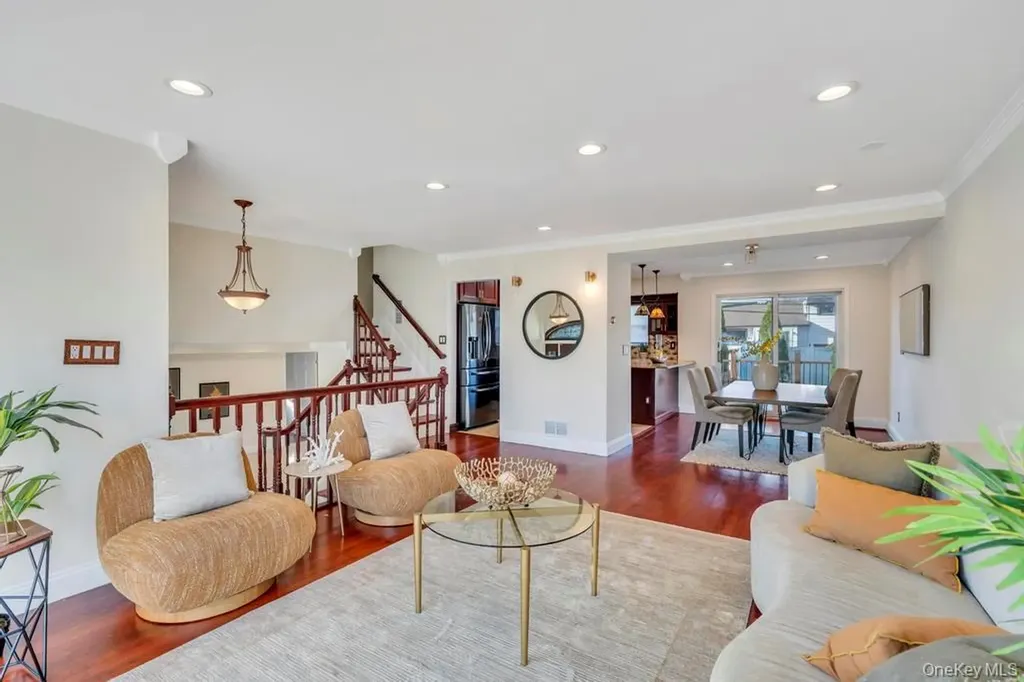 16 Phipps Lane Plainview NY 11803