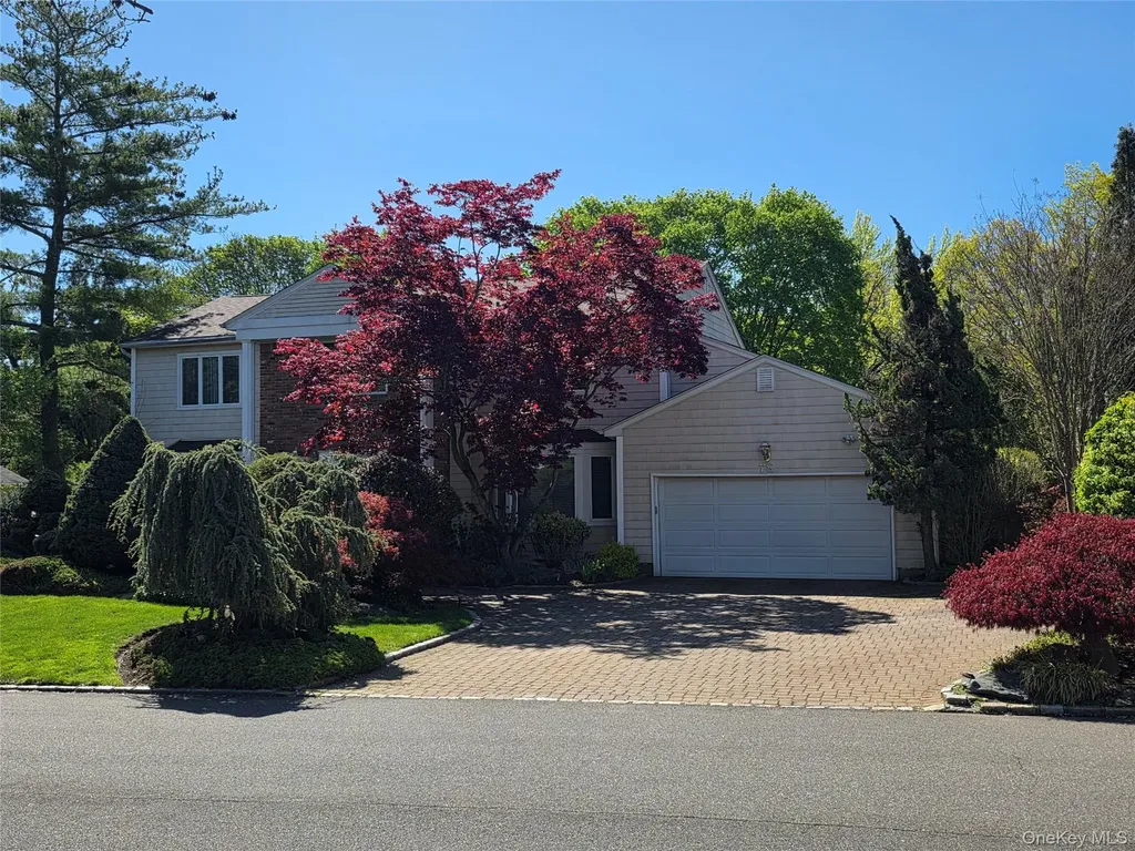 78 Woods Drive Roslyn NY 11576