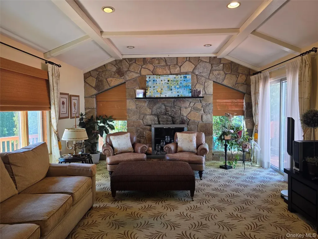 78 Woods Drive Roslyn NY 11576
