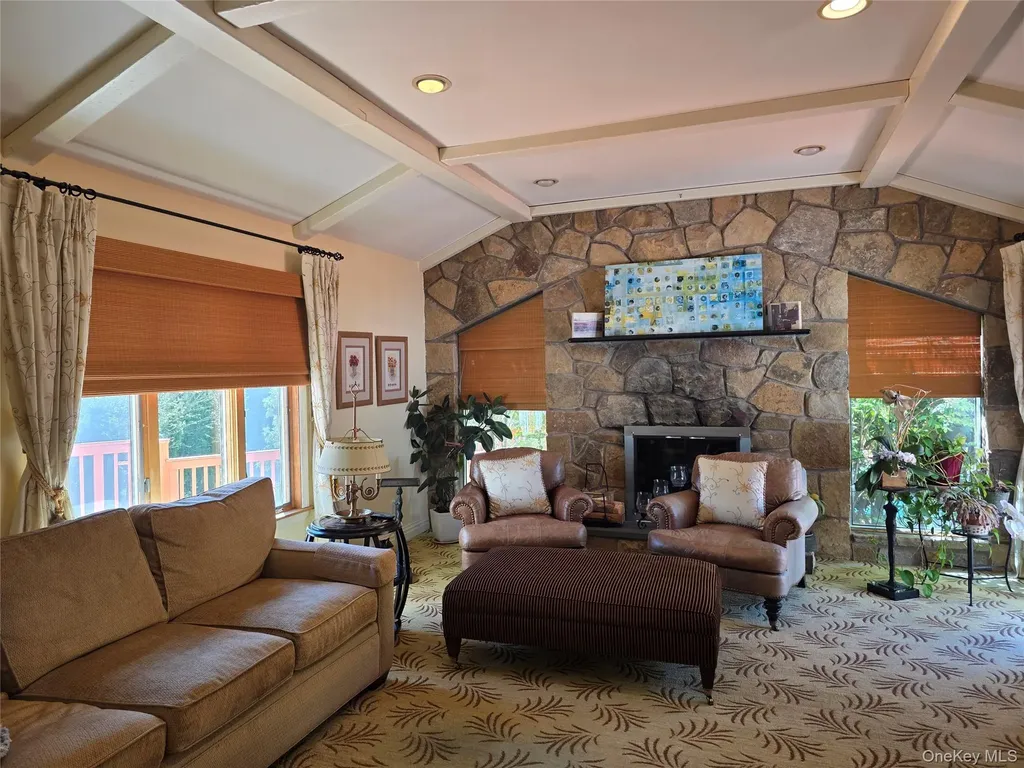 78 Woods Drive Roslyn NY 11576