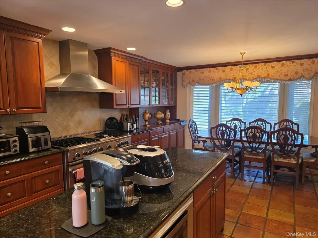 78 Woods Drive Roslyn NY 11576