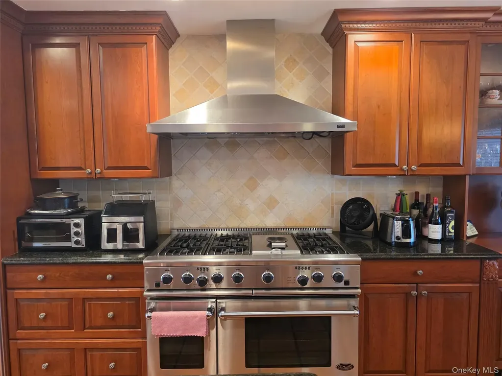78 Woods Drive Roslyn NY 11576