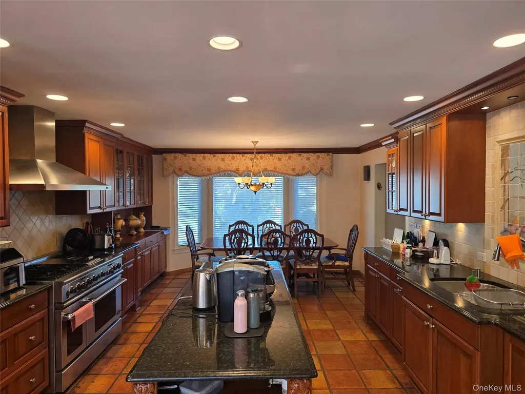78 Woods Drive Roslyn NY 11576
