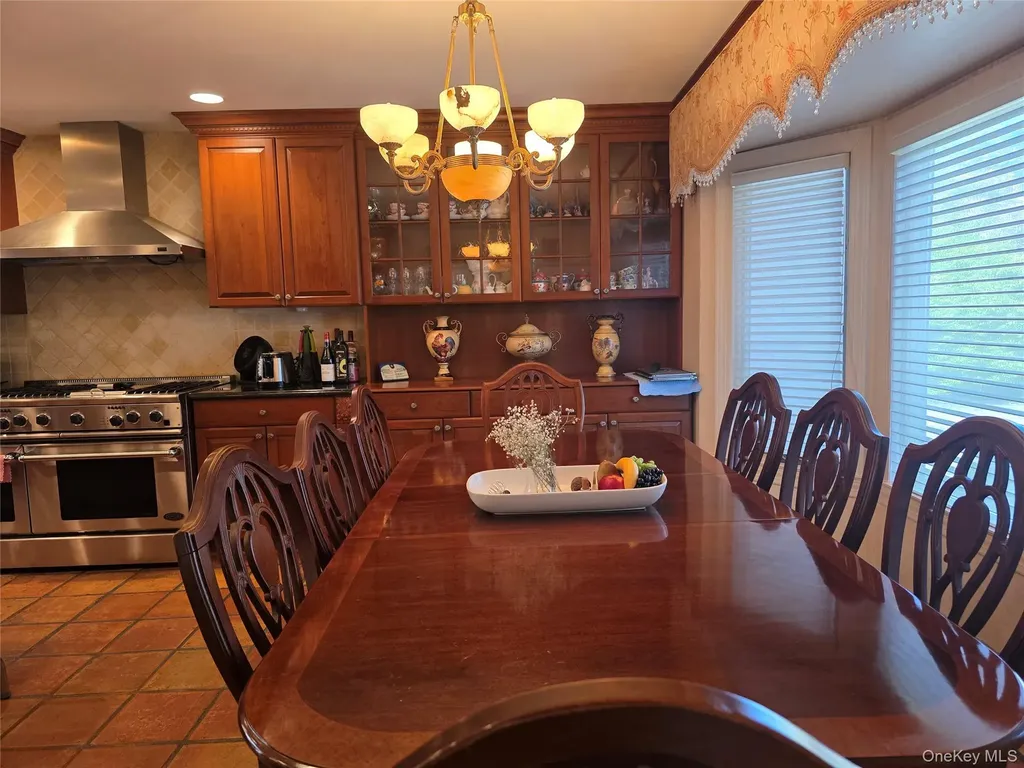 78 Woods Drive Roslyn NY 11576