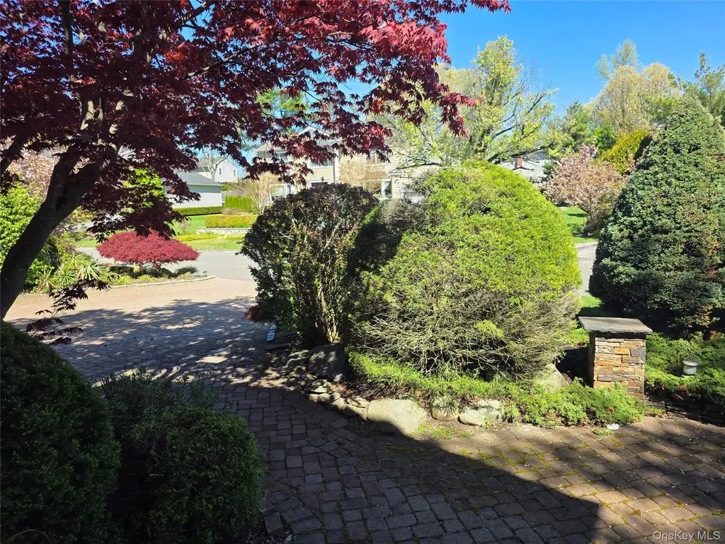 78 Woods Drive Roslyn NY 11576