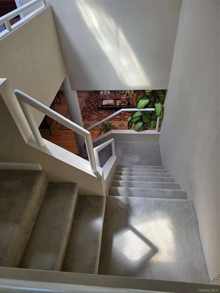 78 Woods Drive Roslyn NY 11576