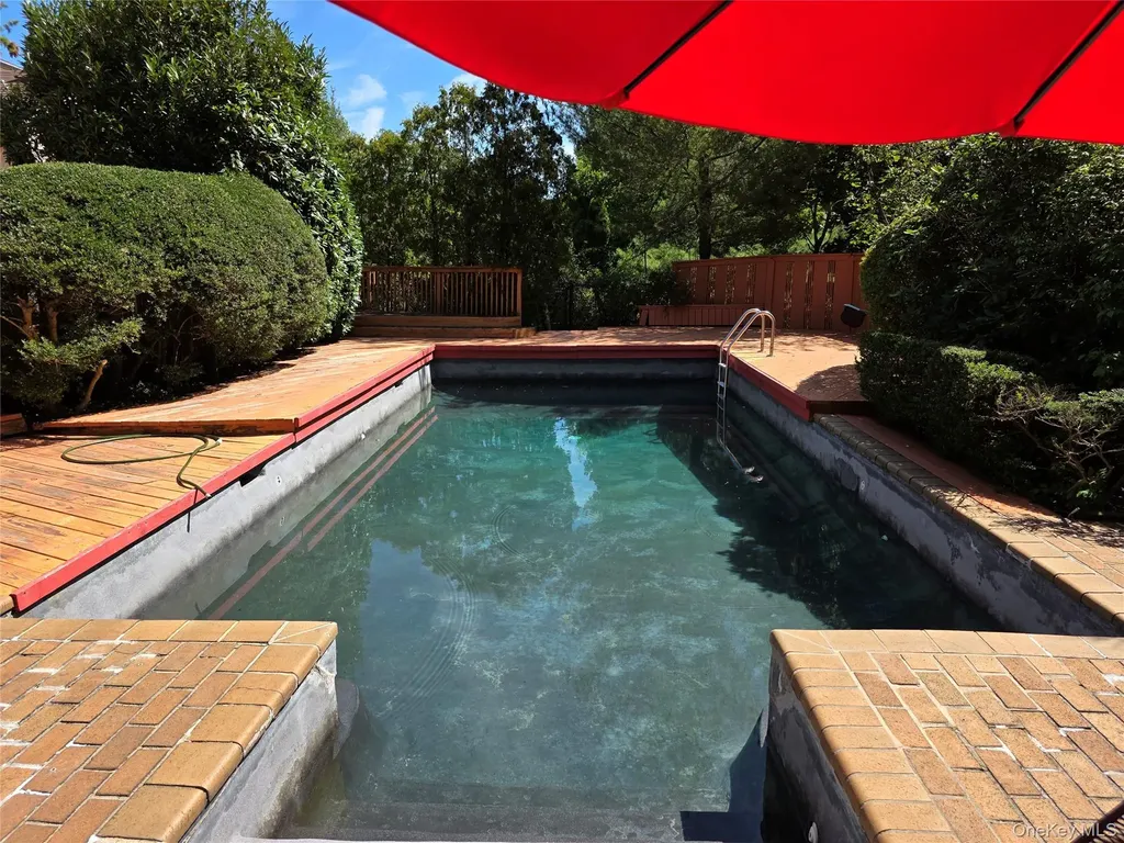 78 Woods Drive Roslyn NY 11576
