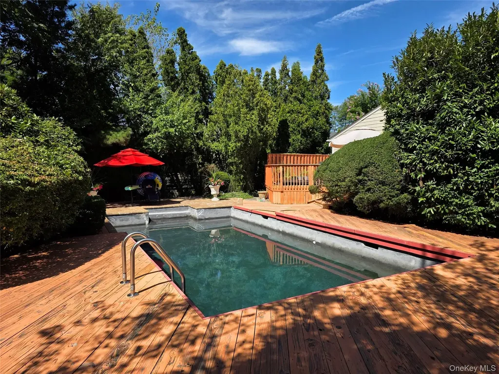 78 Woods Drive Roslyn NY 11576