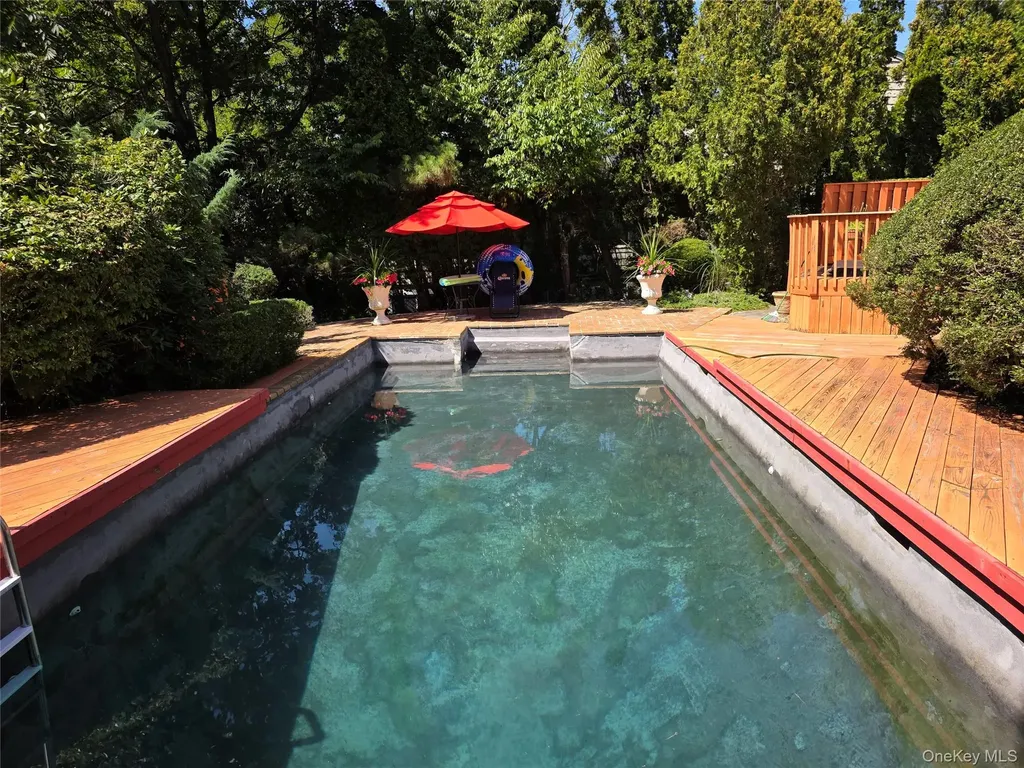 78 Woods Drive Roslyn NY 11576
