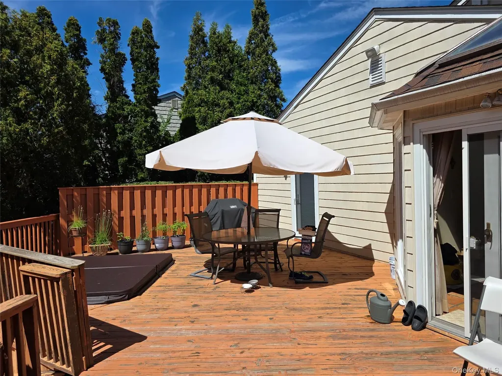 78 Woods Drive Roslyn NY 11576