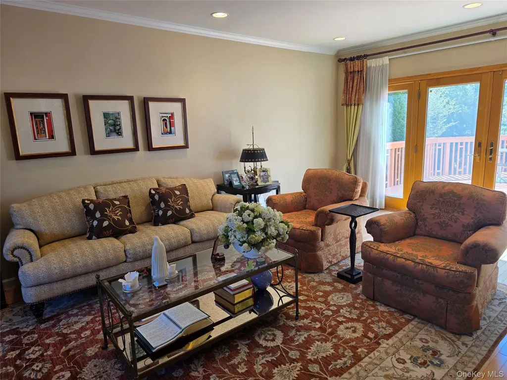 78 Woods Drive Roslyn NY 11576