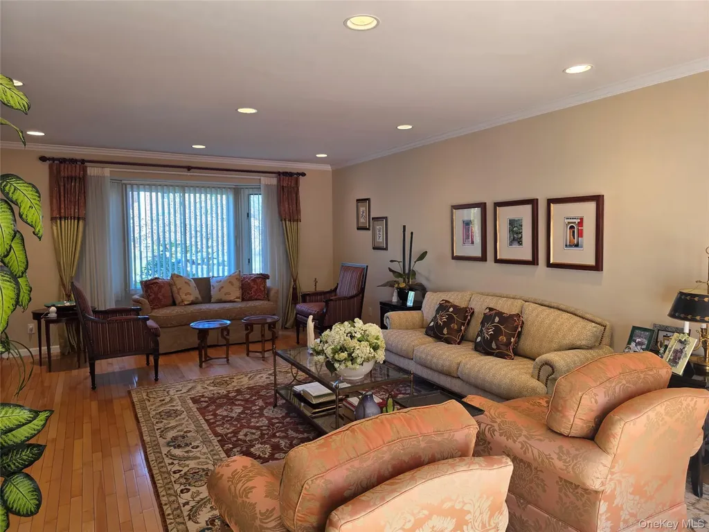 78 Woods Drive Roslyn NY 11576