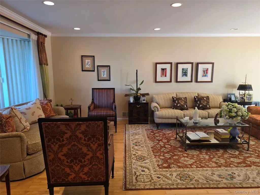 78 Woods Drive Roslyn NY 11576
