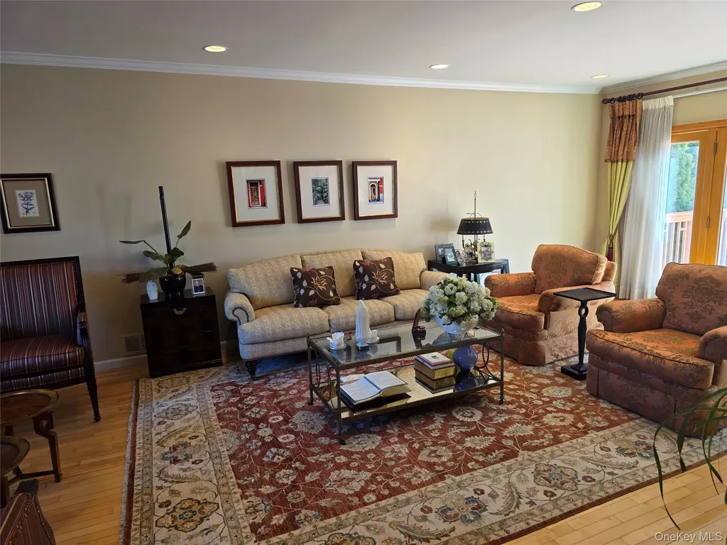 78 Woods Drive Roslyn NY 11576
