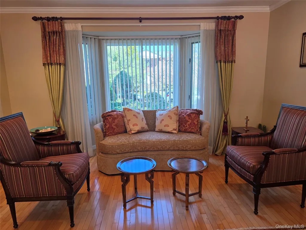 78 Woods Drive Roslyn NY 11576