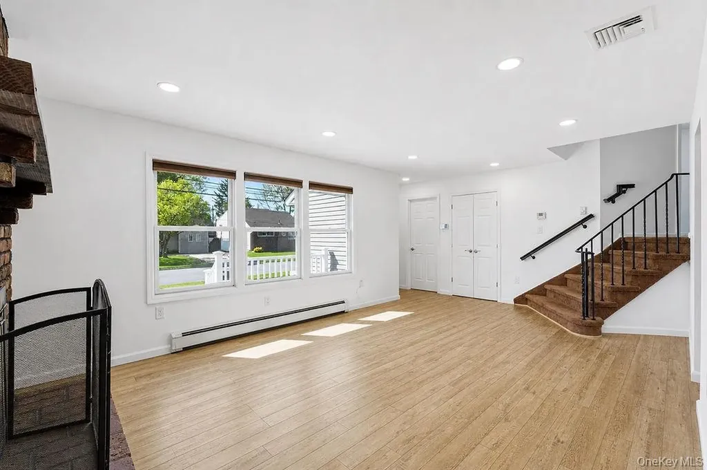 27 Jane Drive North Babylon NY 11703