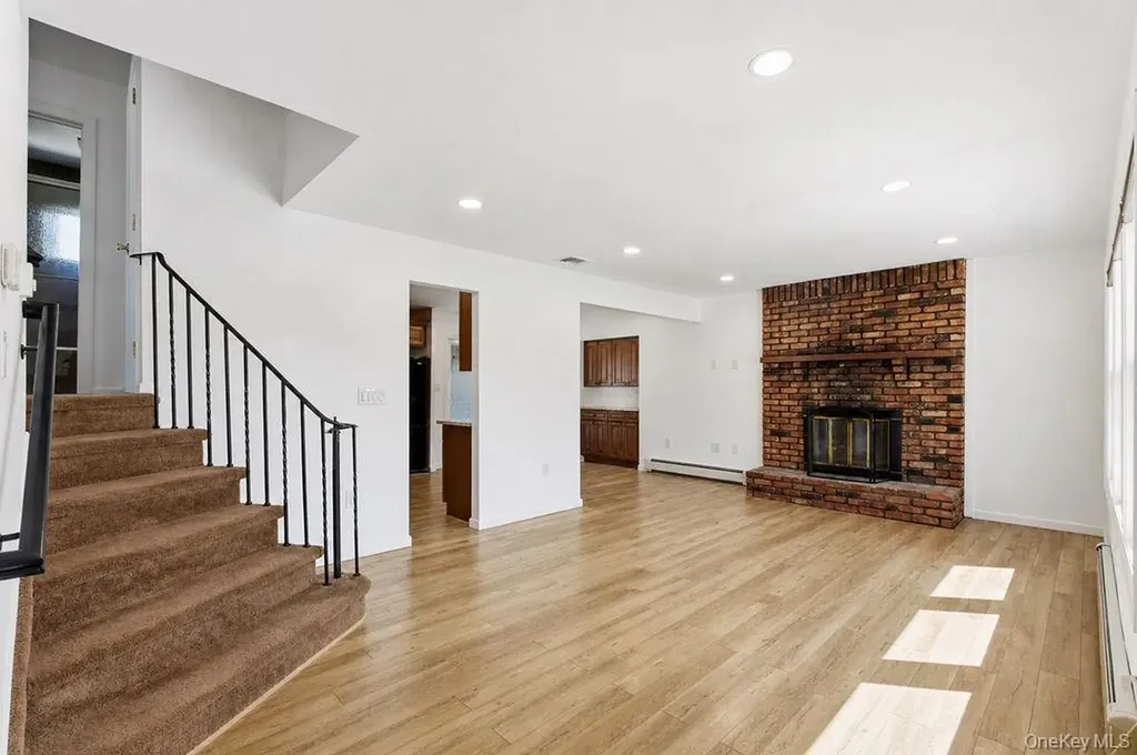27 Jane Drive North Babylon NY 11703